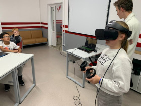 На занятиях «Виртуальная реальность» ребята погрузились в виртуальный мир..